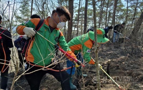 [크기변환]7-4. 화성특례시 자율방재단이 산불 피해지역에서 잔불 제거 작업하고 있다.jpg