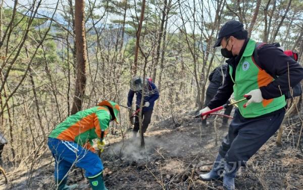 [크기변환]7-5. 화성특례시 자율방재단이 산불 피해지역에서 잔불 제거 작업하고 있다.jpg