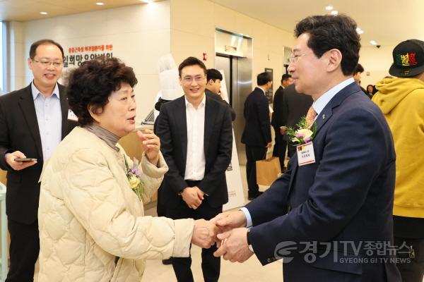 [크기변환]9-2. 이상일 용인특례시장이 31일 승일희망요양병원 개원식에서 고 박승일 선수의 모친 손복순 여사와 이야기를 나누고 있다..jpg