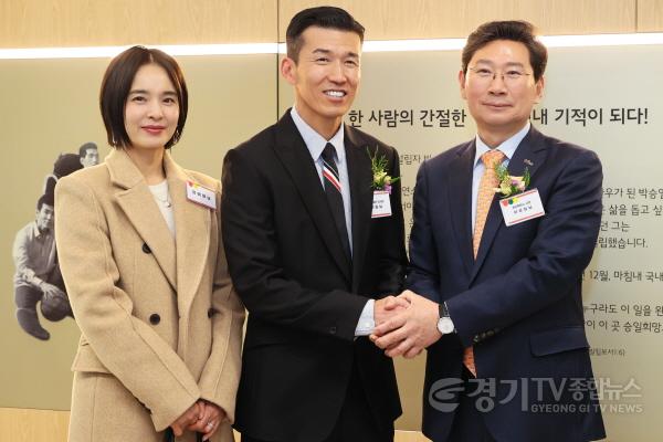 [크기변환]9-3. 이상일 용인특례시장이 31일 승일희망재단 이사장이자 가수 션(가운데), 방송인 정혜영씨와 승일희망요양병원 개원식에 참석했다..jpg