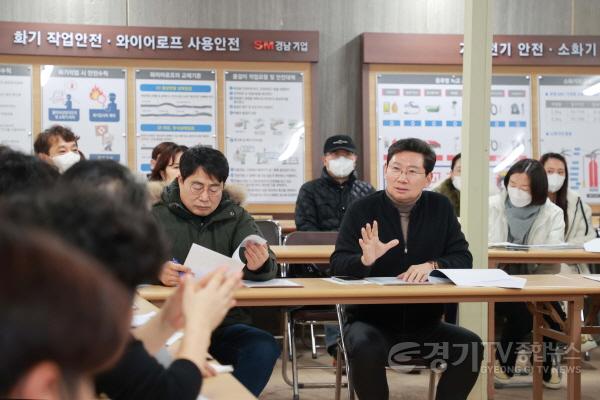 [크기변환]8-3. 이상일 용인특례시장은 경남아너스빌디센트 건설현장을 방문해 시공사와 입주예정자들과 간담회를 가졌다.jpg