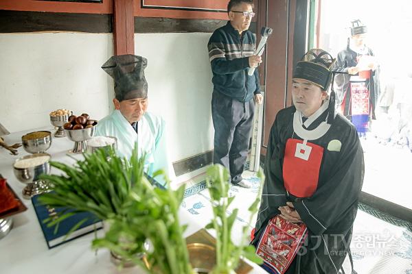 [크기변환]사진4) 제례의식중인 배정수의장2.jpg