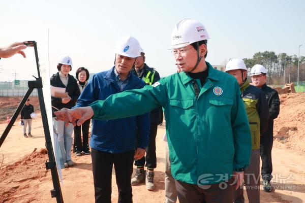 [크기변환]2-2 이상일 용인특례시장이 1일 '용인 Farm&Forest타운' 조성사업 현장을 점검하고 있다.jpg