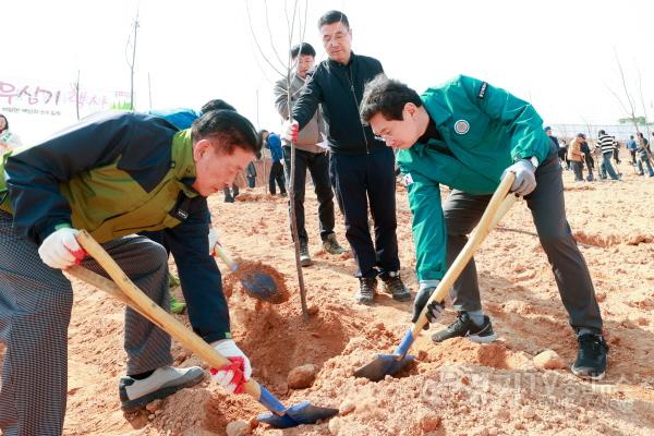 [크기변환]3-2. 이상일 시장은 1일  '용인 Farm&Forest타운' 대상지에서 열린 나무심기 행사에서 시민들과 함께 산벚나.jpg
