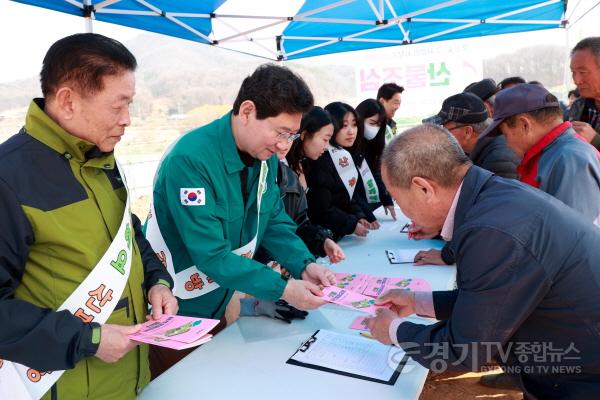 [크기변환]3-4. 이상일 용인특례시장은 1일 나무심기 행사장에서 산불예방 캠페인에 참여했다.jpg