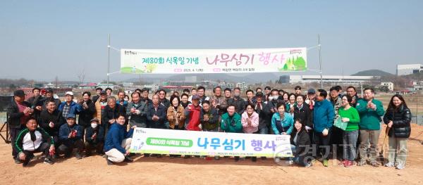 [크기변환]3-3. 이상일 용인특례시장은 1일  '용인 Farm&Forest타운' 대상지에서 열린 나무심기 행사에서 참석자들과 기.jpg