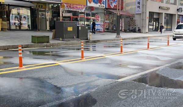 [크기변환]4-1. 용인특례시는 처인구 금령로의 농협중앙회~중앙지구대 700m에 도로 자동세척 시스템을 시범 설치했다.jpg