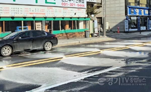 [크기변환]4-2. 용인특례시는 처인구 금령로의 농협중앙회~중앙지구대 700m에 도로 자동세척 시스템을 시범 설치했다.jpg