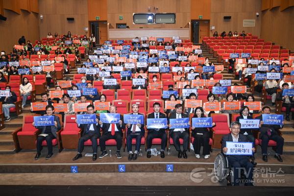 [크기변환]사진1) 보건의 날 기념식 행사 단체사진.jpg