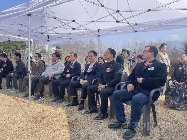 [크기변환]250403 김선영 의원, 곤지암도자공원 황톳길 개장식에서 지역문화와 지역경제 진흥 강조. (2) (1).jpg