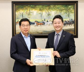 [크기변환]2. 신정훈 행정안전위원장에게 건의서를 전달하는 김진경 의장.jpg