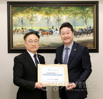 [크기변환]4. 이광희 의원에게 건의서를 전달하는 김진경 의장.jpg