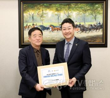 [크기변환]3. 강득구 의원에게 건의서를 전달하는 김진경 의장.jpg