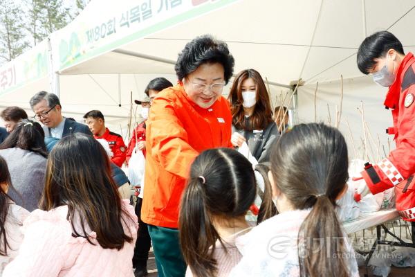 [크기변환]1. 이천시, ‘제80회 식목일 기념 나무 나눠주기 행사’ 성료1.jpg