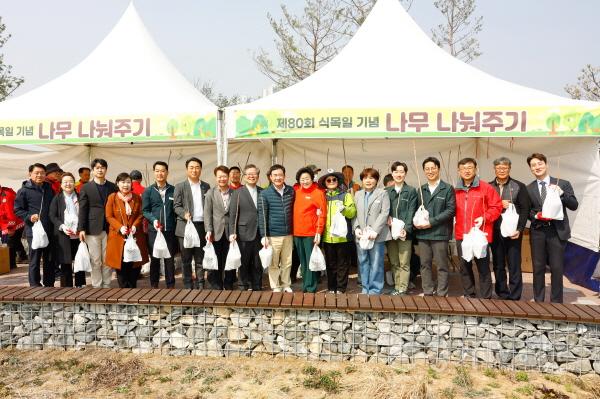 [크기변환]1. 이천시, ‘제80회 식목일 기념 나무 나눠주기 행사’ 성료2.jpg