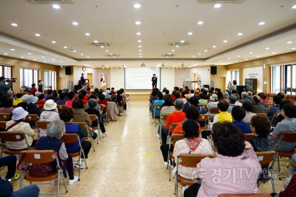 [크기변환]2. 김경희 이천시장, 이천시노인종합복지관 방문…어르신 및 종사자 격려3.jpg