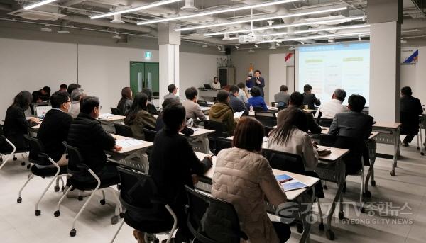 [크기변환][사진자료] 하남시의회 4월 첫 ‘다다다(多多多) 월례회의’에서 의회사무국 직원들이 ‘하남시 원도심 정비사업 활성화’ 교육을 받고 있다. (사진_하남시의회 제공).jpg