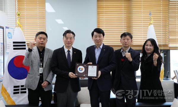 [크기변환][사진자료] 경상원-소진공 감사패 수여식 단체사진.JPG