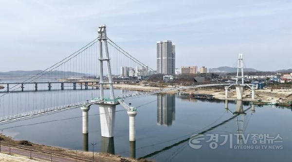 [크기변환]02-여주시, “안심하고 오세요!” 여주시 보건행정과 남한강출렁다리에 자동심장충격기 지원2.png