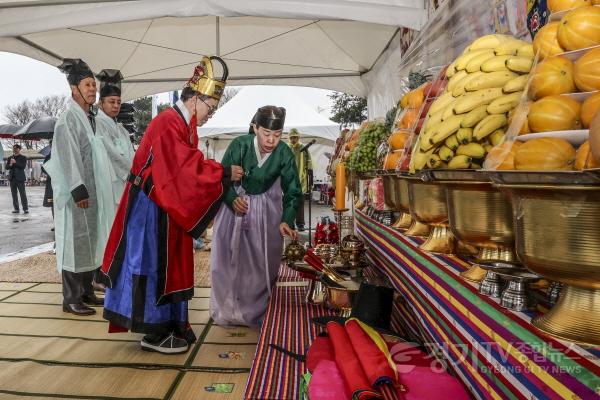 [크기변환]1-1. 조승문 화성특례시 2부시장이 5일 풍어제에 참석해 제례를 올리고 있다.jpg