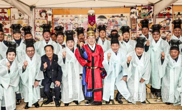 [크기변환]1-2. 풍어제에 참석한 인사들이 제례를 마친 후 기념촬영하고 있다..jpg