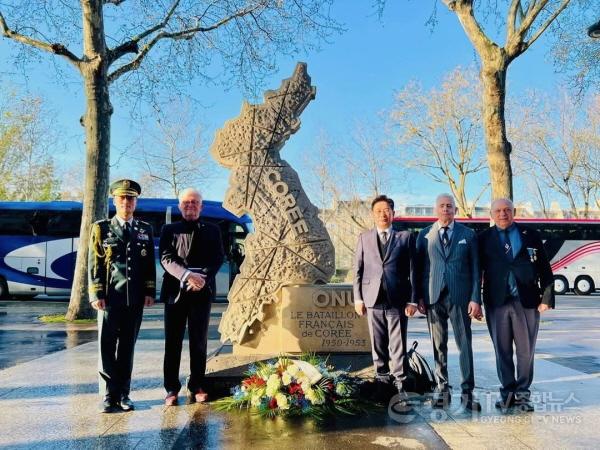 [크기변환]01-1 파리-6·25전쟁 참전기념비 헌화.jpg