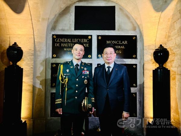 [크기변환]01-4 파리-몽클라르 장군 묘소 헌화1 .jpg