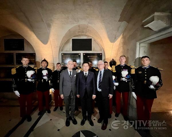 [크기변환]01-5 파리-몽클라르 장군 묘소 헌화2.jpg