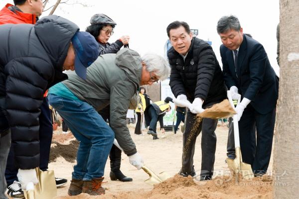 [크기변환]수원시, ‘제80회 식목일 기념 나무 심기 행사’개최(2).jpg