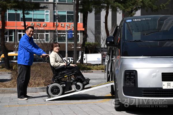 [크기변환]1-1. 유니버설디자인이 적용 된 특별교통수단에 휠체어 승객이 탑승하고 있다.jpg