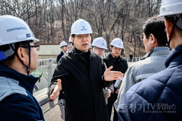 [크기변환]3. 현근택 수원시 제2부시장, 주요 사업 공사·조성 잇달아 찾아 현장행정.jpg