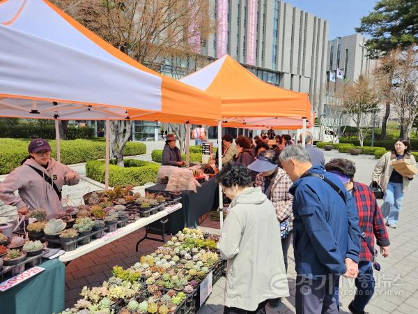 [크기변환]4. 용인특례시 수지구청 광장에서 열린 로컬푸드 직거래장터 모습.jpg