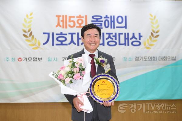 [크기변환]이천시의회 박명서 의장, 제5회 기호자치의정대상 우수의정상 수상5.jpg