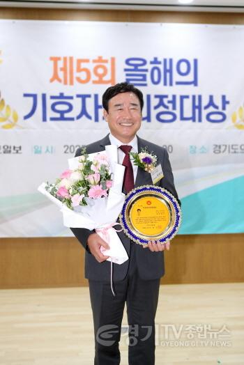 [크기변환]이천시의회 박명서 의장, 제5회 기호자치의정대상 우수의정상 수상4.jpg