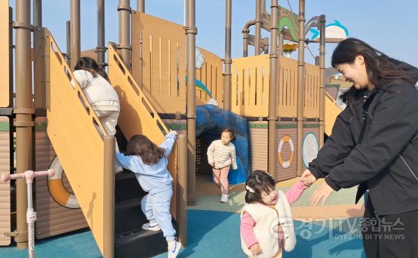 [크기변환]1-1. 지하는 하수처리장 지상은 힐링 쉼터… 수원시 황구지천생태수자원센터 체육공원 시민들에게 인기.jpg