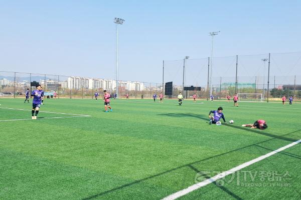 [크기변환]1-3. 지하는 하수처리장 지상은 힐링 쉼터… 수원시 황구지천생태수자원센터 체육공원 시민들에게 인기.jpg