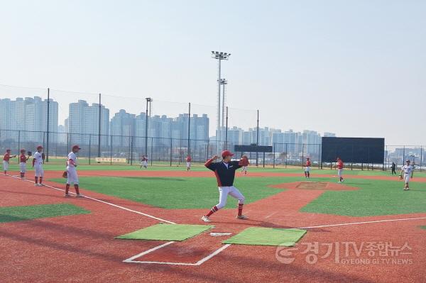 [크기변환]1-4. 지하는 하수처리장 지상은 힐링 쉼터… 수원시 황구지천생태수자원센터 체육공원 시민들에게 인기.jpg