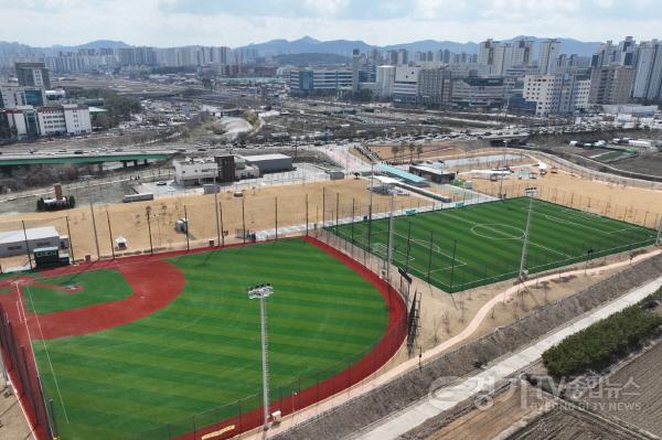 [크기변환]1-6. 지하는 하수처리장 지상은 힐링 쉼터… 수원시 황구지천생태수자원센터 체육공원 시민들에게 인기.JPG