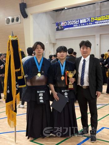 [크기변환]5-3. 2025 봉림기전국실업검도대회 남자 6단부 금메달 조진용(왼쪽), 남자 3단부 동메달 김동연(가운데), 이인희.JPG
