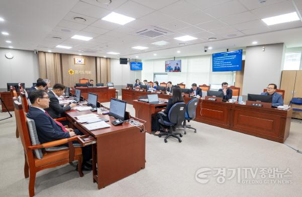 [크기변환]250410 경기도의회 도시환경위원회, 경기도 k-컬처밸리 조성 및 활성화 지원 조례안 위원회안 채택 (2).jpg