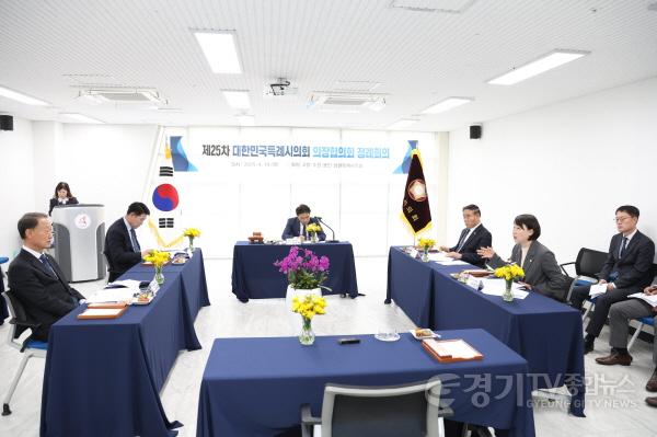 [크기변환]20250410 용인특례시의회 유진선 의장, 제25차 대한민국특례시의회 의장협의회 정례회의 참석(5).jpg
