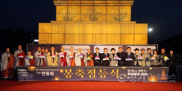 [크기변환]2.2025년 수원연등축제 봉축점등식 참석(단체사진).jpg