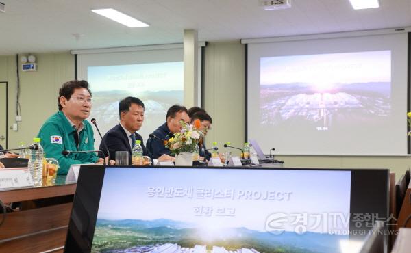 [크기변환]9-1. 이상일 용인특례시장이 10일 용인 반도체클러스터 일반산업단지를 방문해 현장점검을 진행했다. (1).JPG