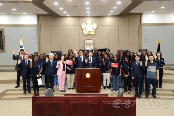 [크기변환]1.케냐메리힐 고등학생 수원특례시의회 견학.jpg