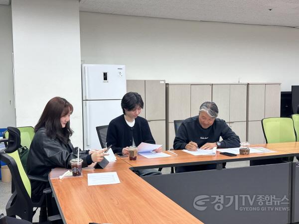 [크기변환]사진2. 자문회의모습(왼쪽부터 최태원 감독, 오른쪽 경희대 야구부 프런트).jpg