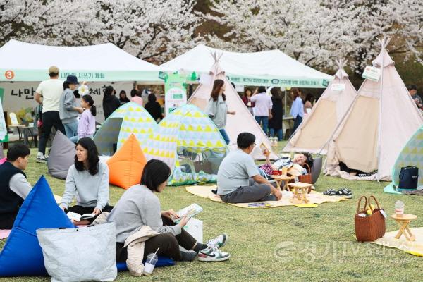 [크기변환]5-2. 12일 용인특례시 기흥구 신갈동에 있는 만골근린공원 광장에서 열린 공원에서 즐기는 도서관 행사.jpg