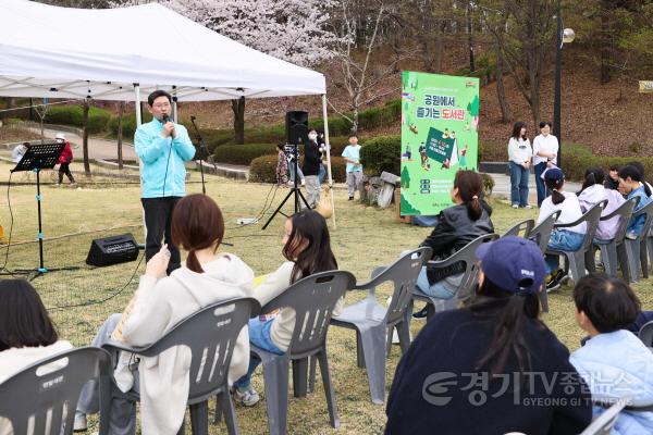 [크기변환]5-1. 12일 용인특례시 기흥구 신갈동에 있는 만골근린공원 광장에서 열린 공원에서 즐기는 도서관 행사.jpg