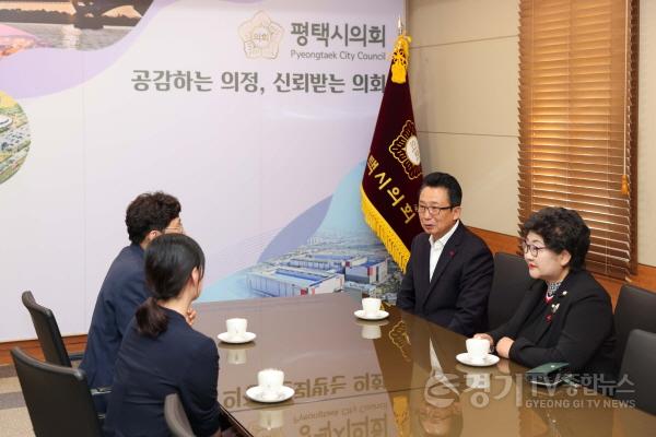 [크기변환]사진2) 경기사회복지공동모금회와 회의하는 모습 (1).jpg