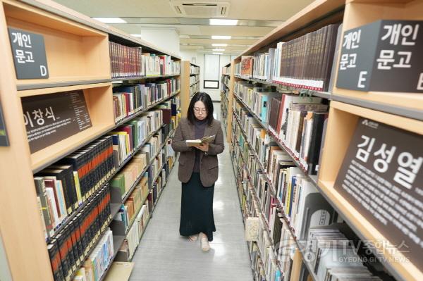 [크기변환]1-2. 수원시 도서관에는 ‘골라 보는 재미’가 있다!.jpg