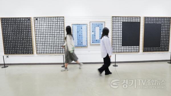 [크기변환]1-4. 수원시 도서관에는 ‘골라 보는 재미’가 있다!.jpg